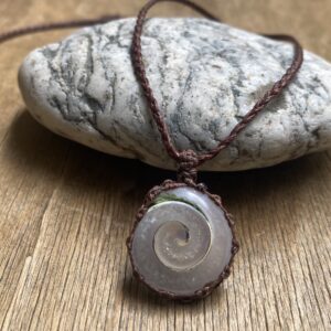 Handgemachte Fossilized shell versteinerte Muschel Pendant Boho Macrame English German p131 4462