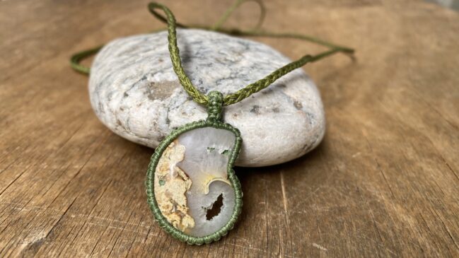 Handgemachte Fossilized shell versteinerte Muschel Pendant Boho Macrame English German p312 4605