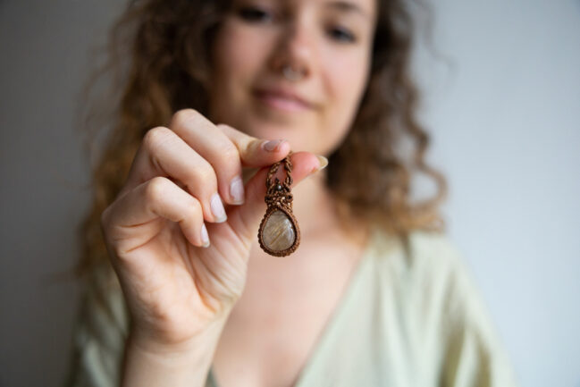 Handgemachte Makramee Anhaenger Rutile Quartz Rutilquarz Pendant English German p61 6144