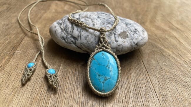 Handgemachte Makramee Anhaenger Turquoise Tuerkis Pendant English German p117 4479